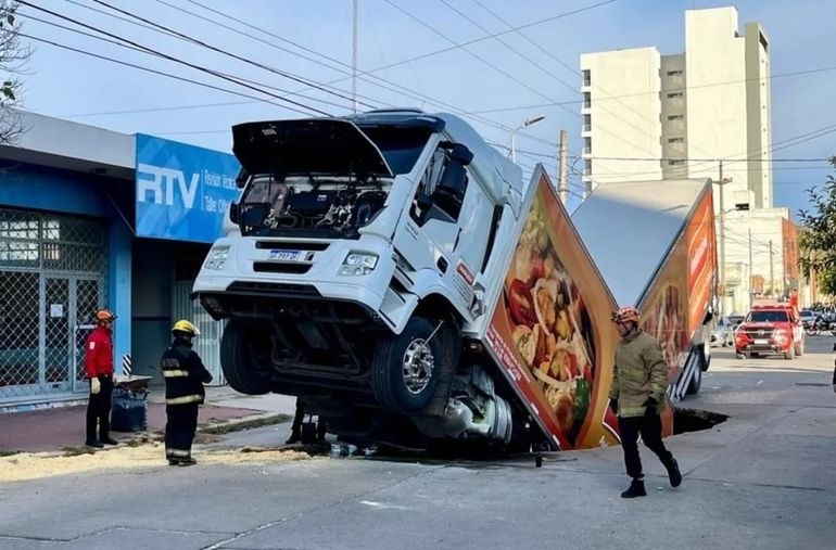 El increíble accidente dejó al camión hundido en un cráter gigante. El increíble accidente dejó al camión hundido en un cráter gigante.