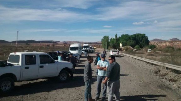 Trabajadores de OPS, ayer, en uno de los piquetes en Rincón de los Sauces.