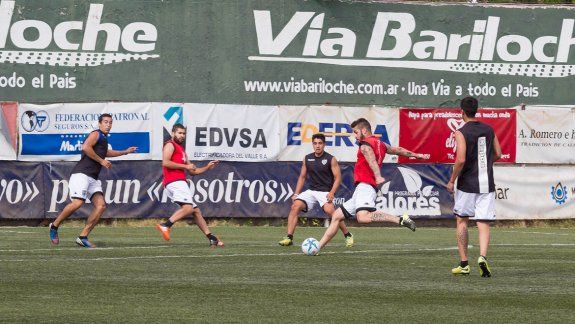 La práctica de fútbol entre titulares y suplentes. Vera, uno de los centrodelanteros del Ruso, remata al arco.