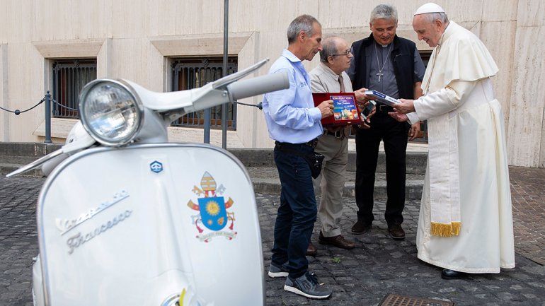 Le regalaron una moto muy especial y el Papa la donó