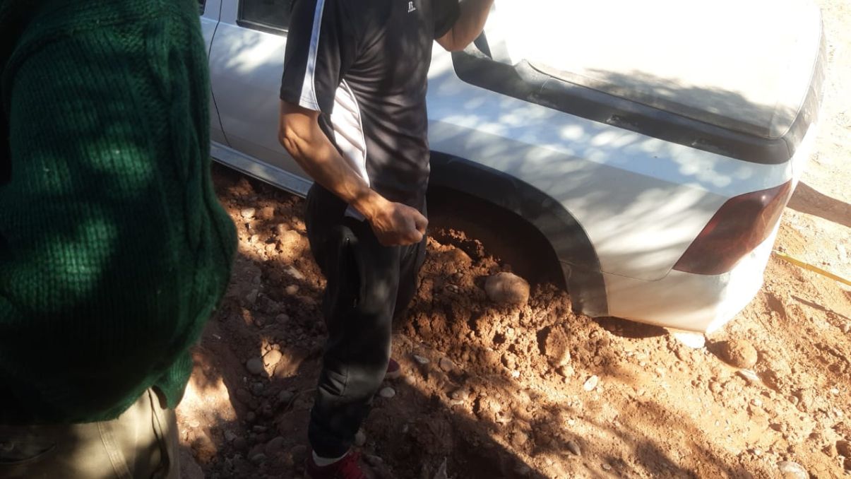 Salió a trabajar y su camioneta se hundió en plena calle