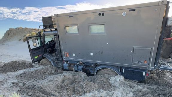 El vehículo de los turistas alemanes que quedó atascado en la arena en una zona cercana a Comodoro Rivadavia.