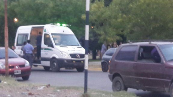 La Policía durante la intervención en el enfrentamiento en Plaza Huincul.