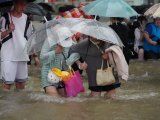 Residentes caminan a través de las aguas de la inundación en una carretera en Zhengzhou, provincia de Henan, China 20 de julio de 2021. cnsphoto via REUTERS