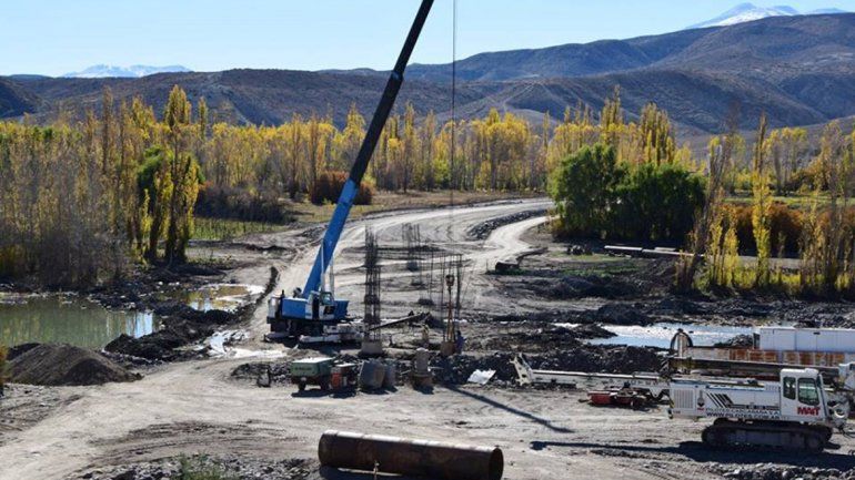 Está paralizada la obra del puente Curi Leuvú por la interna en la Uocra