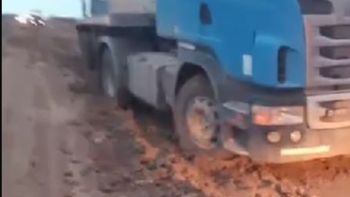 Caos en una ruta de Chubut: camiones y micros encajados por la lluvia en una zona en obras. Caos en una ruta de Chubut: camiones y micros encajados por la lluvia en una zona en obras.