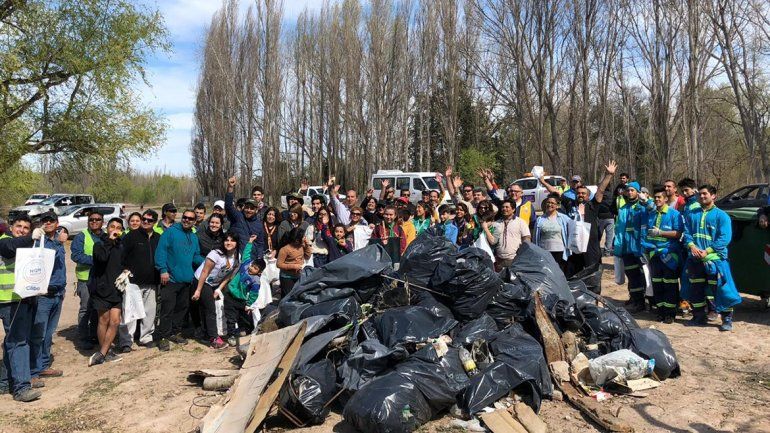Limpiaron la costa del río Limay por una campaña mundial