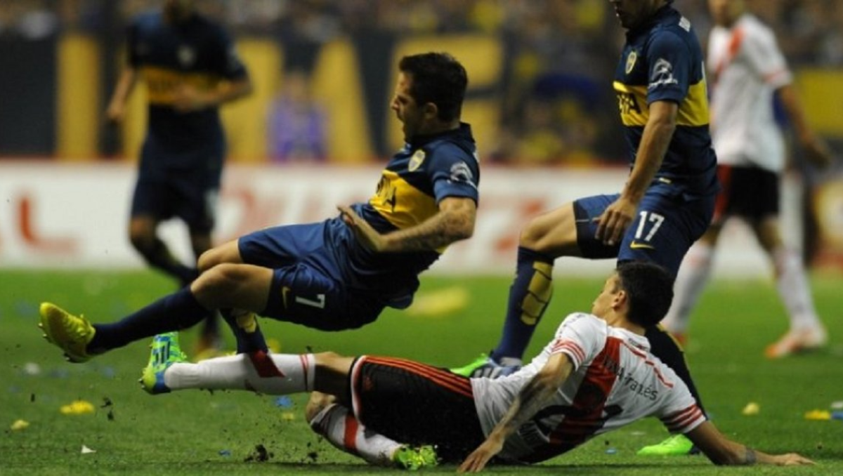 La histórica patada de Vangioni al Burrito Martínez en el Superclásico de la Sudamericana 2014.&nbsp;