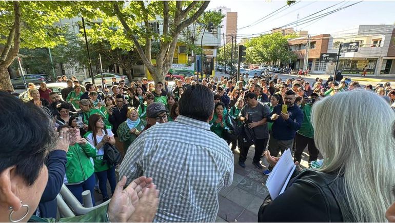 Los militantes de ATE tras la reunión paritaria con el gobierno afuera de Casa de Gobierno. Los militantes de ATE tras la reunión paritaria con el gobierno afuera de Casa de Gobierno.