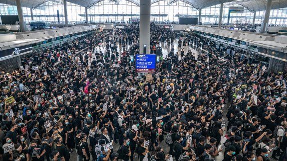 Una masiva toma en el aeropuerto de Hong Kong