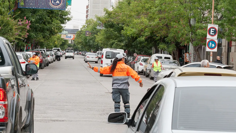 Video: estacionó mal, abrió la puerta y volteó a ciclista embarazada