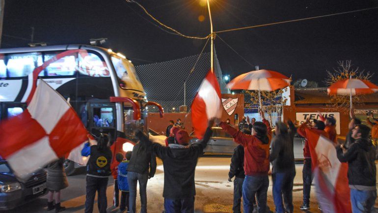 La gente fue anoche a la sede del club a despedir con fervor al plantel.