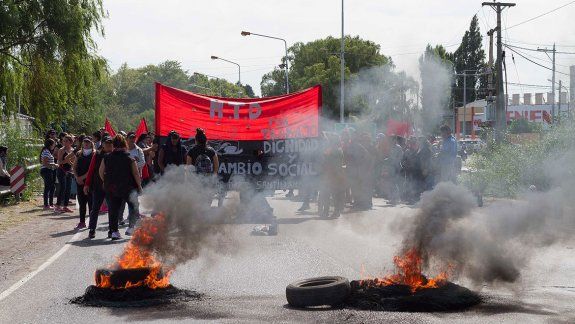 caos en los puentes por reclamos de piqueteros de cipolletti