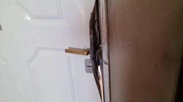 La puerta barreteada para cometer la entradera en el barrio Zani.