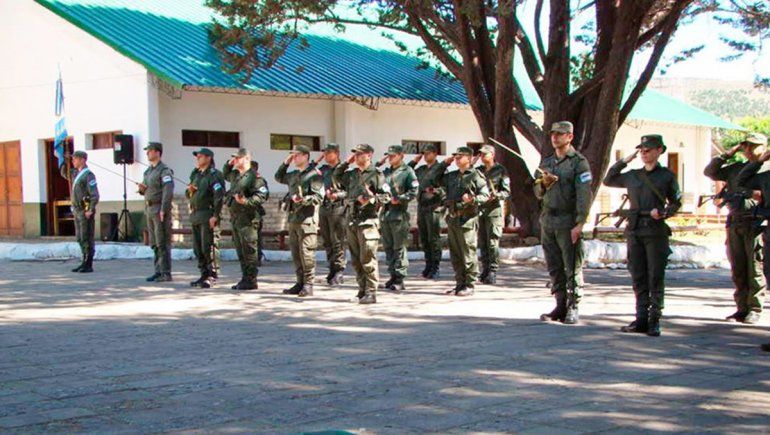 Desde Neuquén, una gendarme ayudó a una familia que viaja a pie de Mar del Plata a Formosa