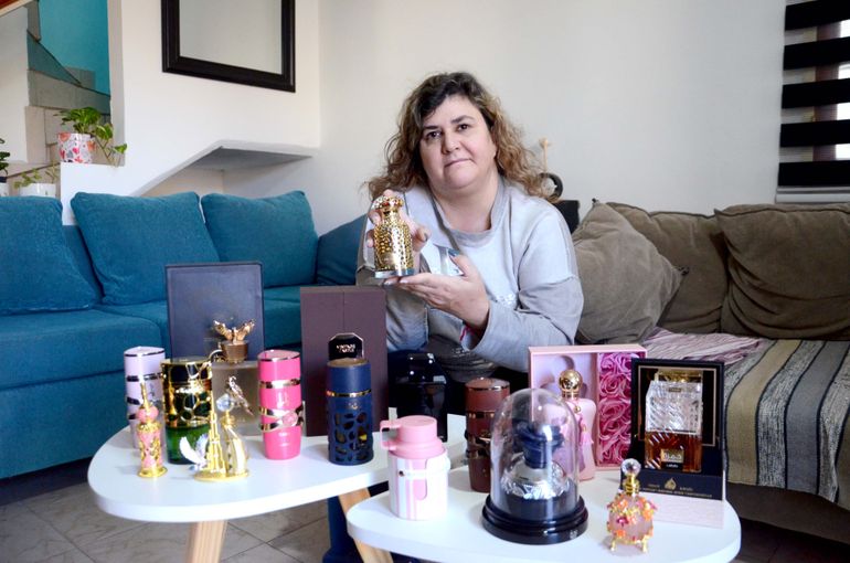 Tiene una colección de más de 140 perfumes y hoy cautiva a los neuquinos con un emprendimiento de fragancias árabes