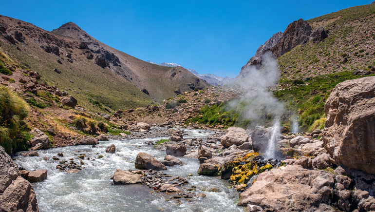 Chos Malal: un hermoso paisaje de río y montañas en la inmensidad del norte neuquino. Chos Malal: un hermoso paisaje de río y montañas en la inmensidad del norte neuquino.