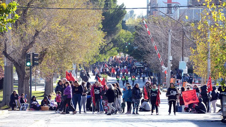 Caos en pleno centro: organizaciones cortan la Avenida Argentina