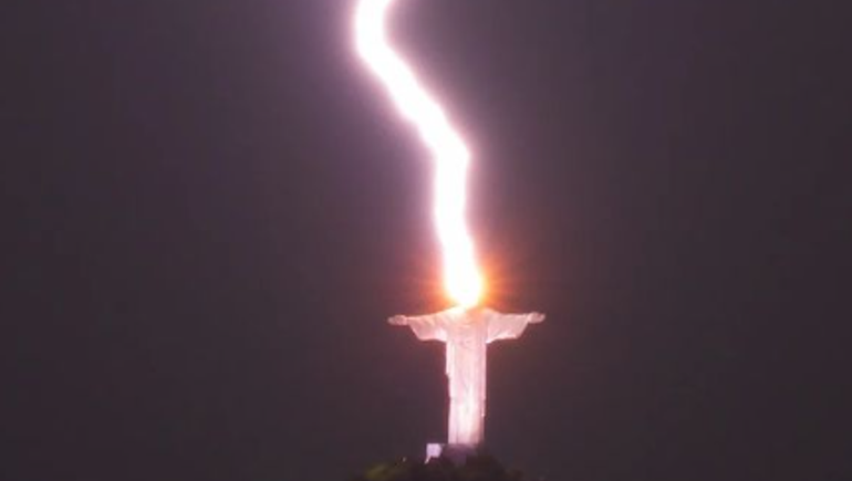 Capturó el momento de la descarga de un rayo sobre la cabeza del Cristo Redentor