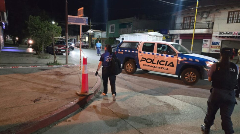 Feroz ataque en una fiambrería: dos mujeres apuñalaron a una joven y huyeron en moto | LM Neuquen Feroz ataque en una fiambrería: dos mujeres apuñalaron a una joven y huyeron en moto