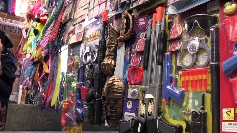 Buscan prohibir la exhibición de juguetes bélicos