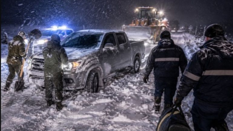 Quedaron varados en un camino rural