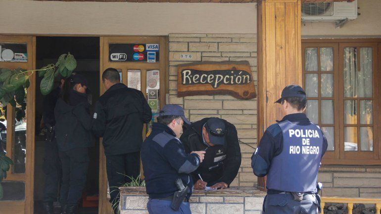 Caen dos viudas negras con droga, pesos y dólares