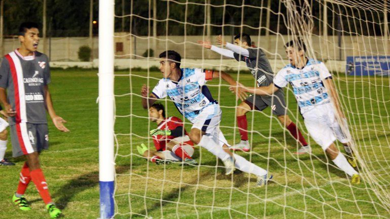 El equipo de la Colonia ganó en el inicio de la fecha y está en lo alto.