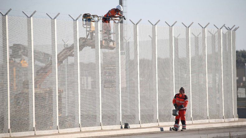 La muralla costará unos 2,7 millones euros y la financiarán los británicos.