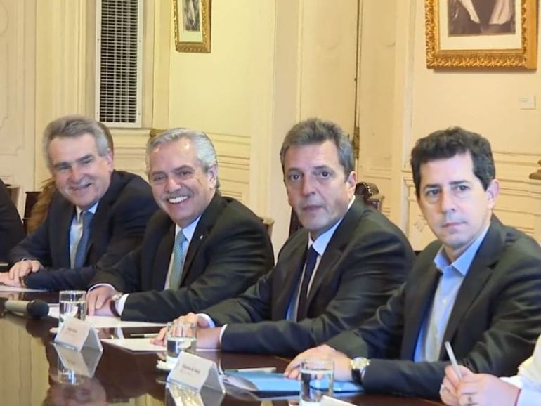 La incómoda posición de Wado de Pedro, luego de recibir a Massa -junto con todo el Gabinete- como el candidato de la unidad. La incómoda posición de Wado de Pedro, luego de recibir a Massa -junto con todo el Gabinete- como el candidato de la unidad.