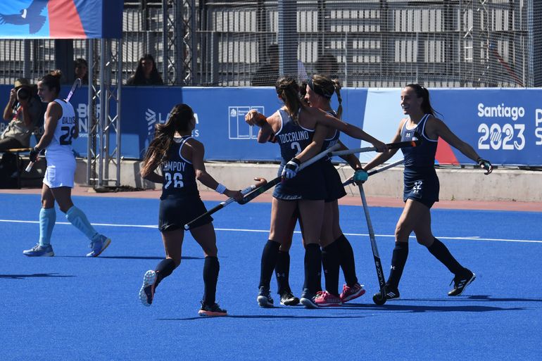 Las Leonas golearon e Uruguay en el debut. Foto: Sergio Dovio. Las Leonas golearon e Uruguay en el debut. Foto: Sergio Dovio.