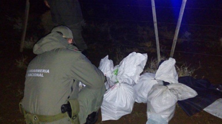 Gendarmería encontró cinco bolsas abandonadas contra el alambrado de un campo en la zona de Huarenchenque.