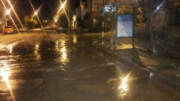 Un caño roto generó caos de tránsito en el centro