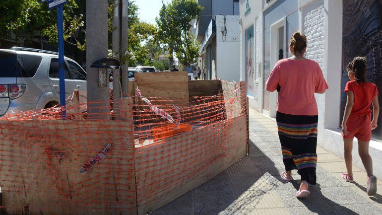 Comerciantes se quejan por las demoras en una obra en la vereda.