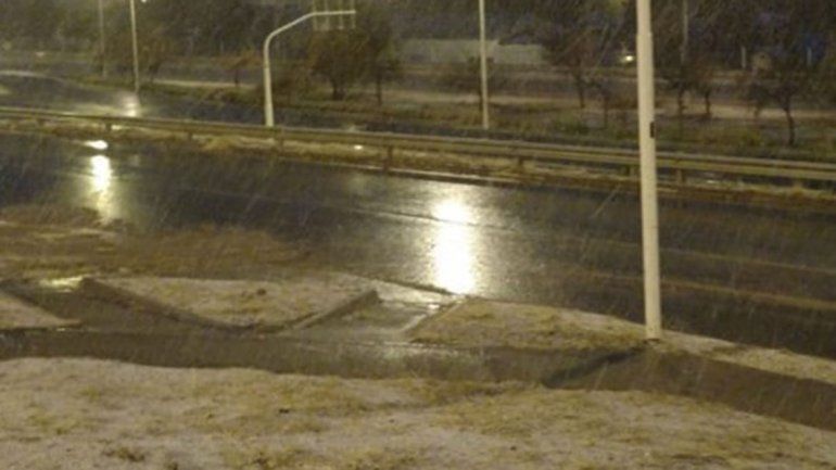 La nieve llegó a Zapala y complica las rutas en la zona