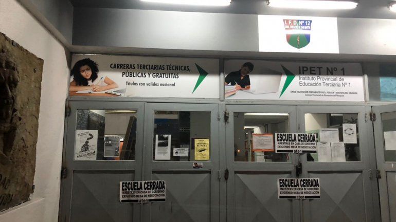 Antes del inicio de otro paro de 48 horas, ATEN salió a empapelar las escuelas