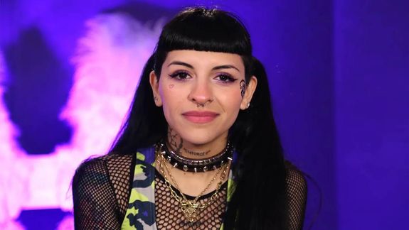 Cazzu vuleve a la cumbia con Con Otra, el primer corte de su nuevo trabajo musical.