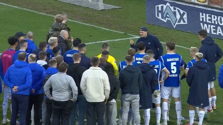 Alemania: perdieron 6 a 0 y un barra apretó a los jugadores de su equipo en el medio de la cancha