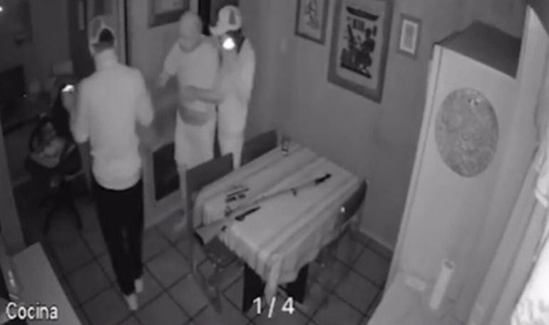 La brutal secuencia quedó registradas por las cámaras de seguridad de la casa.