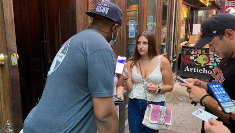 Estados Unidos lucha contra los carnet de vacunación falsos