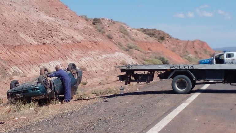 Jóvenes turistas con rumbo a El Bolsón volcaron sobre la Autovía Norte