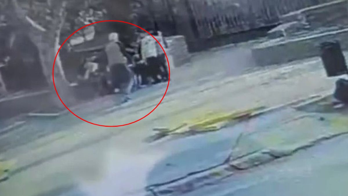 El momento en el que el hombre prepara el cuchillo. Luego atacó a los niños.