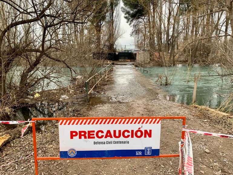 Defensa Civil clausuró un viejo puente en la Isla El Porvenir por la suba de los caudales. No puede repararse hasta que baje el agua y las familias quedaron aisladas.
