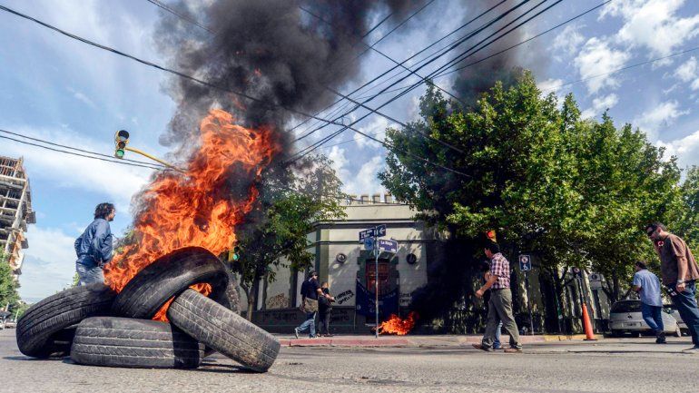 El Gobierno condenó la inusitada violencia