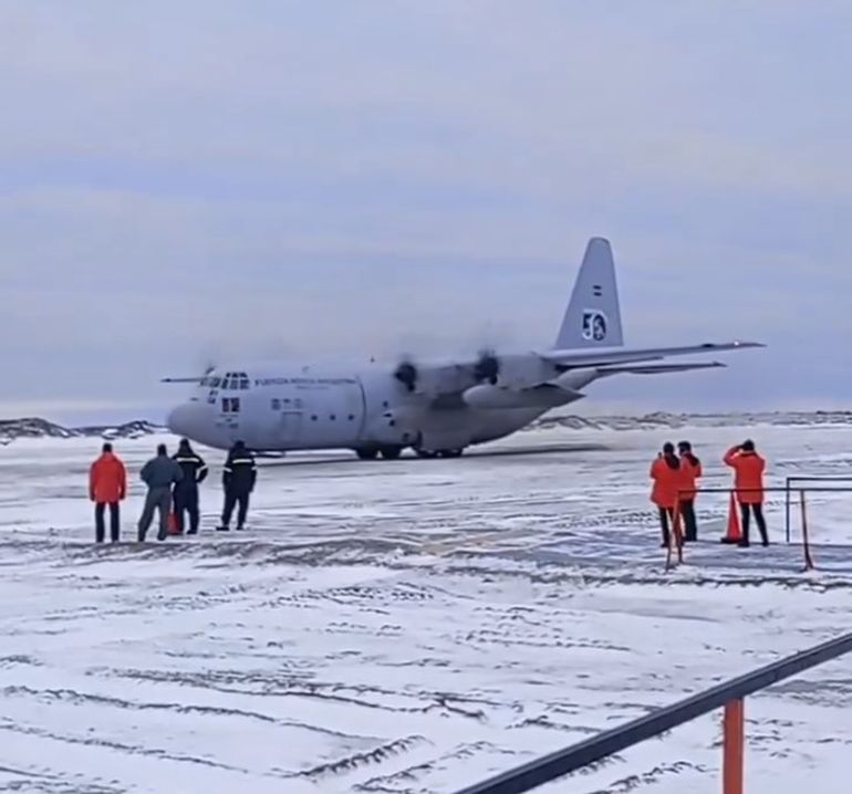 Los pacientes fueron trasladados en el avión Hércules desde la Antártida a Río Gallegos. Los pacientes fueron trasladados en el avión Hércules desde la Antártida a Río Gallegos.