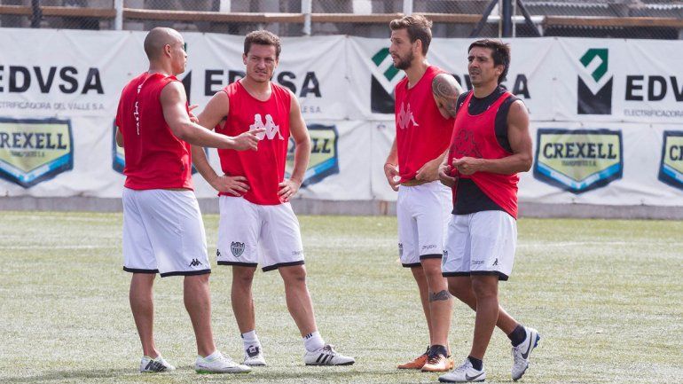 Pinto estará en el lateral izquierdo en lugar de Alexis Villacorta.