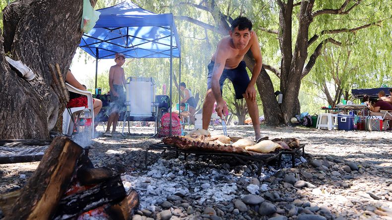 Cientos de neuquinos recibieron el 2026 en los balnearios en la costa del río Limay / Fotos | LM Neuquen Cientos de neuquinos recibieron el 2026 en los balnearios en la costa del río Limay / Fotos