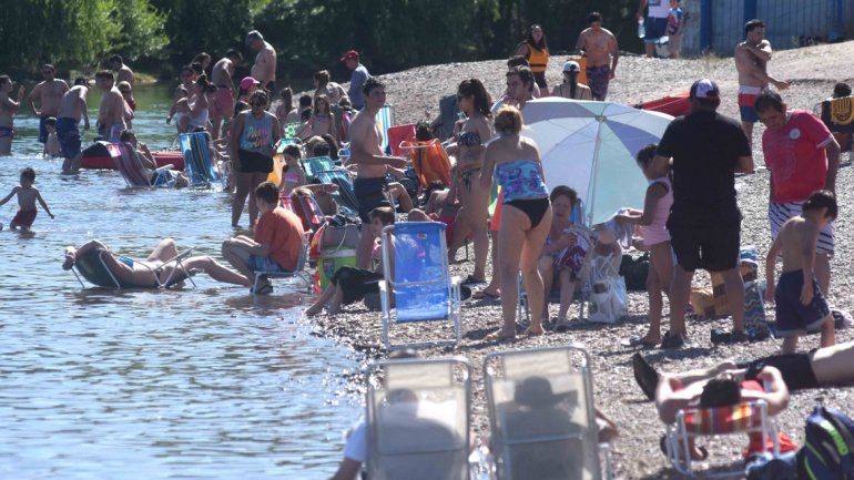 Cerquita del agua es mejor. Muchísima gente aprovechó para descansar en la costa del Limay. Hoy se espera mucho más calor.
