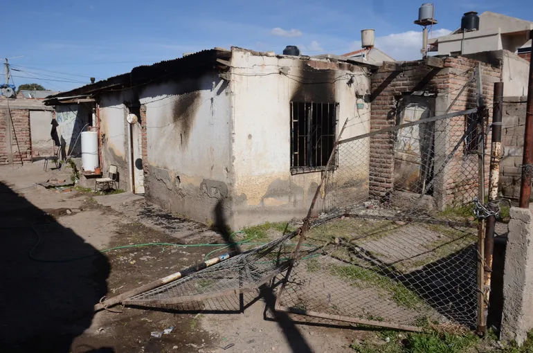 Tras el homicidio de Sandoval prendieron fuego una vivienda en el Bouquet Roldán. Tras el homicidio de Sandoval prendieron fuego una vivienda en el Bouquet Roldán.