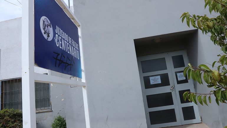 El Juzgado de Faltas de Centenario definirá las multas si el Concejo Deliberante autoriza la aplicación del convenio firmado entre el intendente Esteban Cimolai y una UTE. El Juzgado de Faltas de Centenario definirá las multas si el Concejo Deliberante autoriza la aplicación del convenio firmado entre el intendente Esteban Cimolai y una UTE.